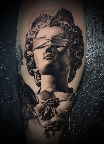 Татуировка голова статуи