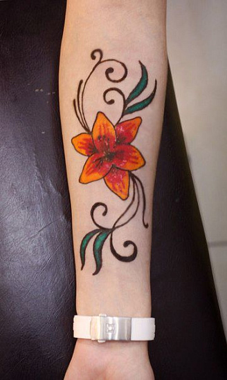 Татуировка цветной хной цветка