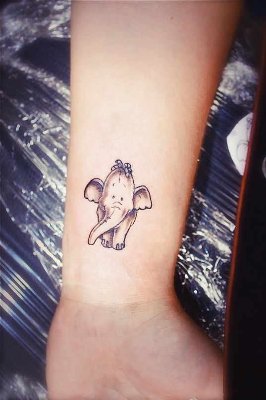 Маленькая татуировка слоненка