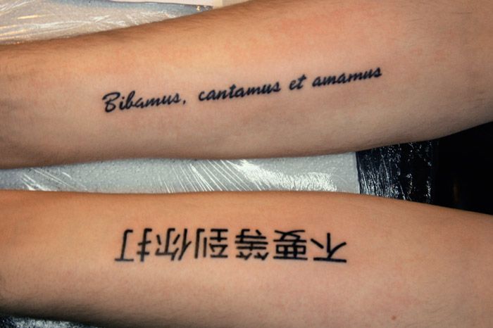 Татуировка двух надписей на руках