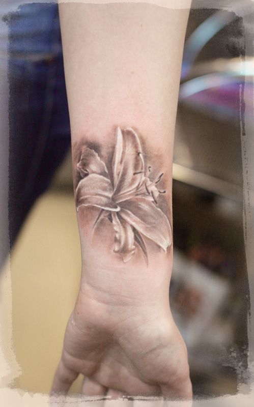 Небольшая татуировка лилия на запястье