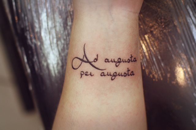 Татуировка на запястье надпись на латыни