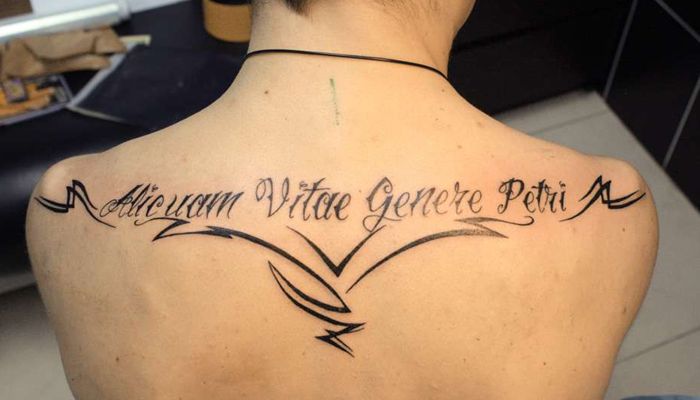 Татуировка - надпись на спине