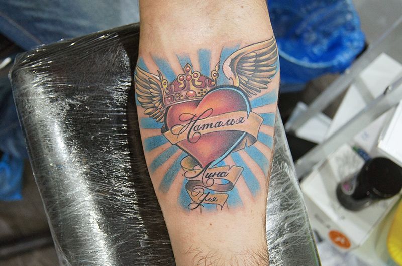 Татуировка сердце с именем и крыльями