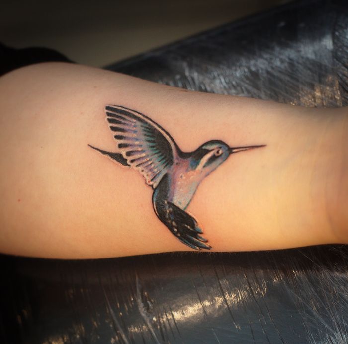 Небольшая татуировка колибри