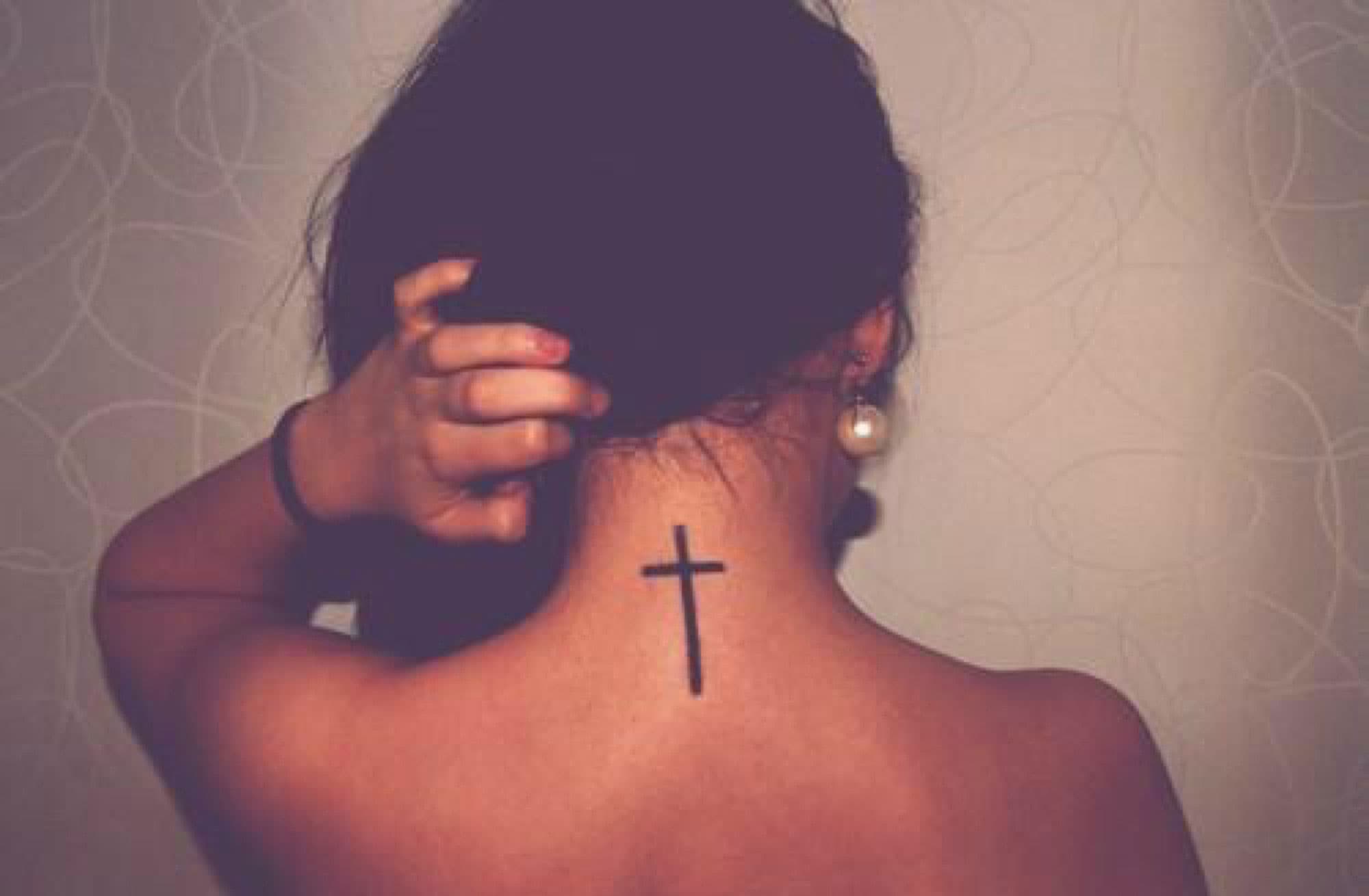 Татуировка крест на спине у девушки