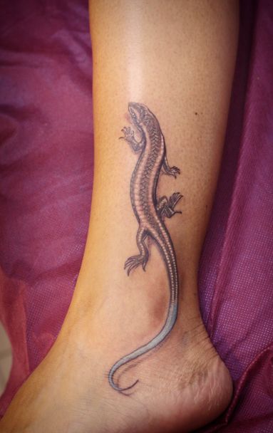 Татуировка ящерица ползущая по ноге