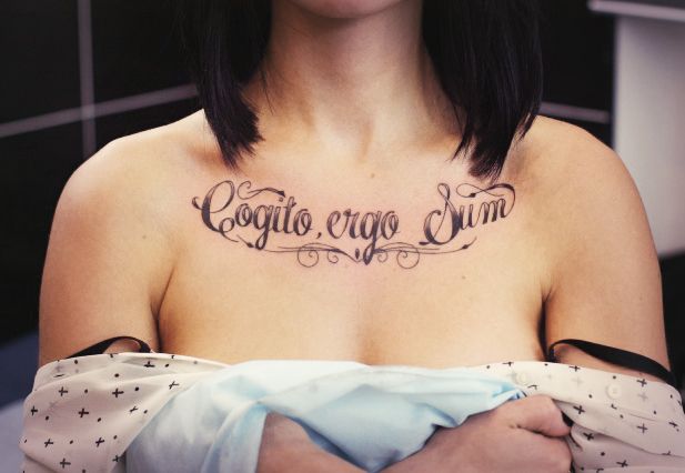 Татуировка надписи на груди