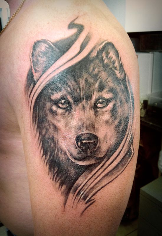 Татуировка Волк плечо