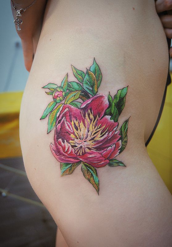 Татуировка цветок пиона на бедре