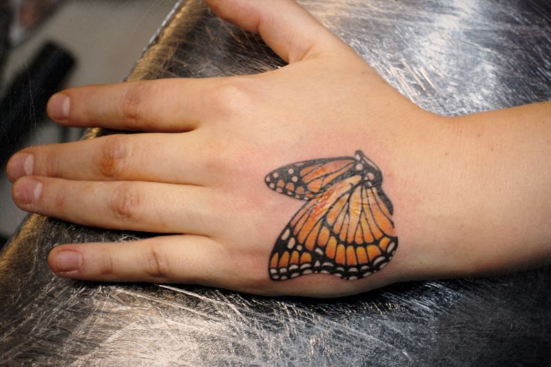 Татуировка бабочка на шраме