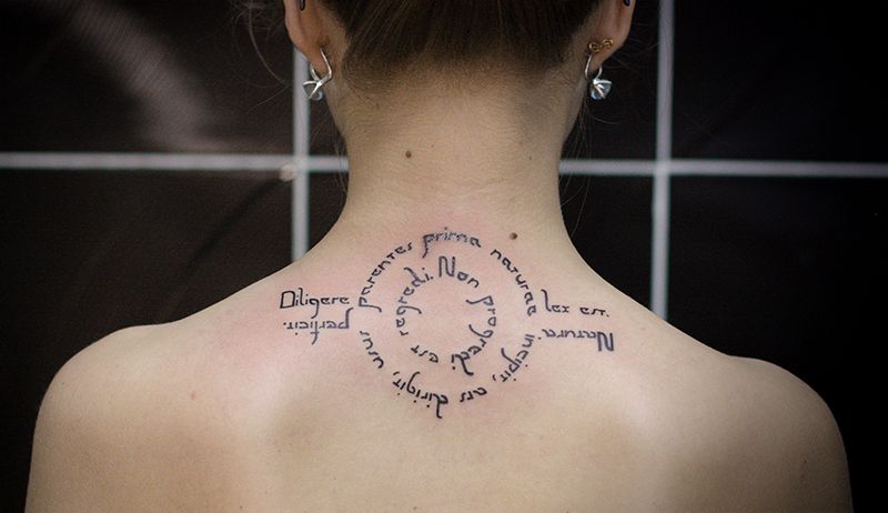 Татуировка надписи в форме круга