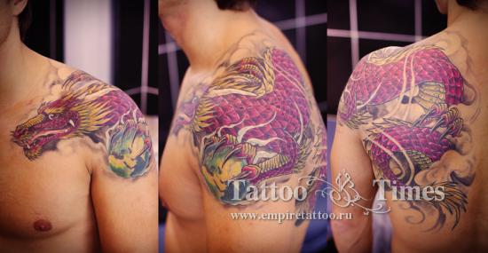 Большая татуировка дракон на плече для мужчин
