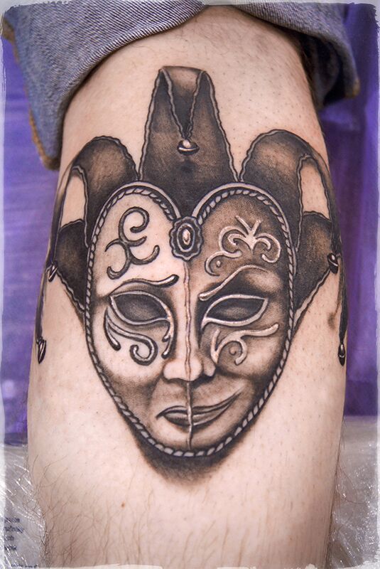Татуировка в виде маски