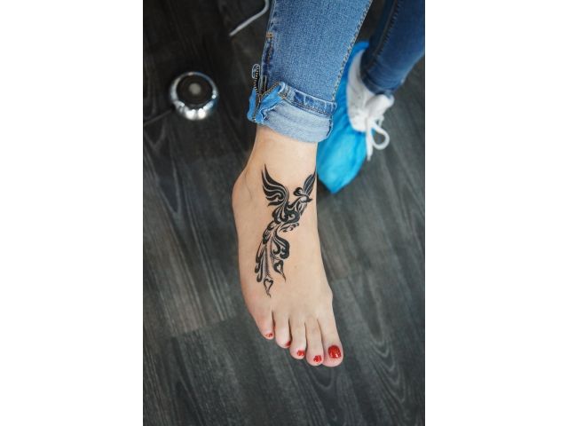Татуировка феникс на ноге