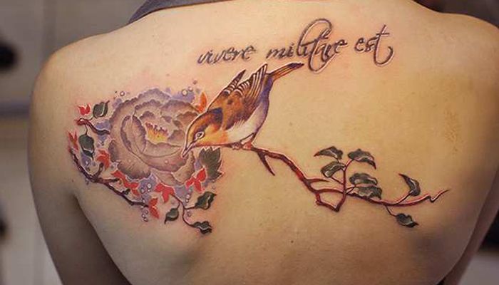 Татуировка птица у цветка на спине