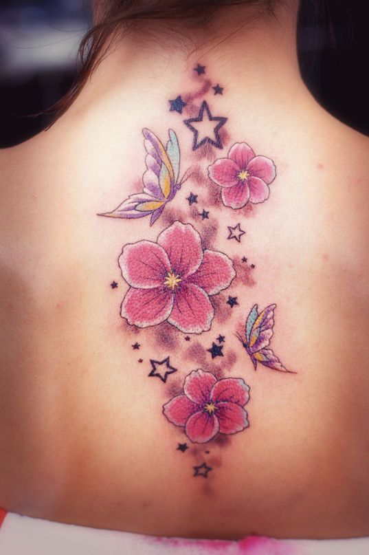 Татуировка на спине цветы с бабочками