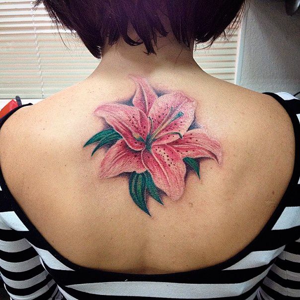 Татуировка лилия на спине