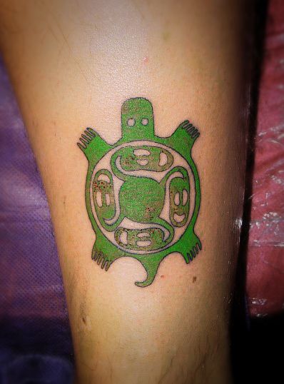 Черепаха татуировка на ноге