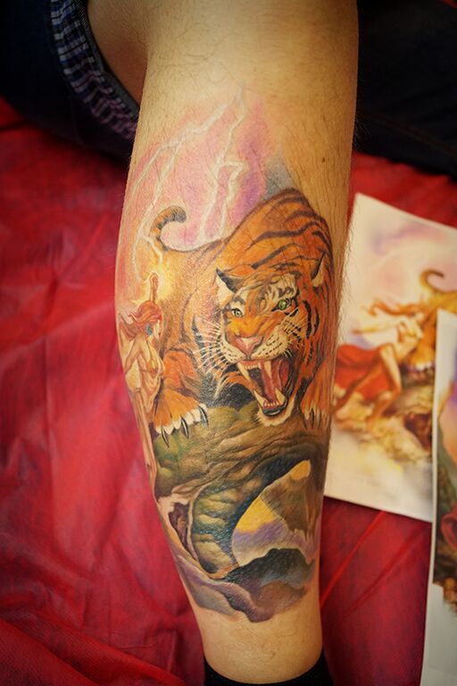 Татуировка тигр на ноге
