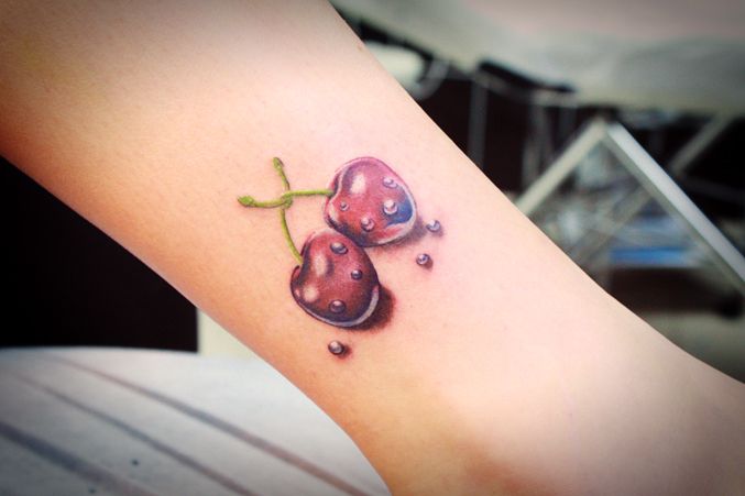 Татуировка вишни на руке