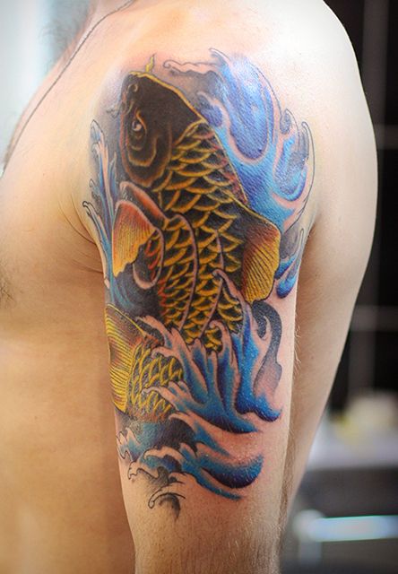 Татуировка Карп в японском стиле на плече
