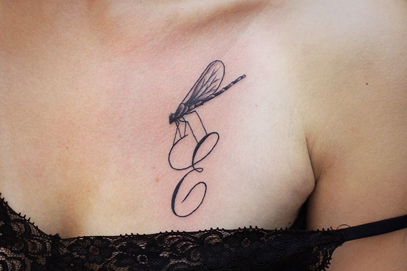 Небольшая татуировка буква и стрекоза