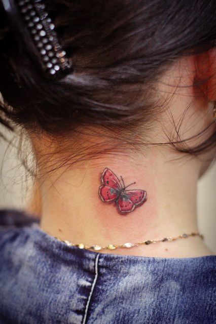 Татуировка бабочка на шее