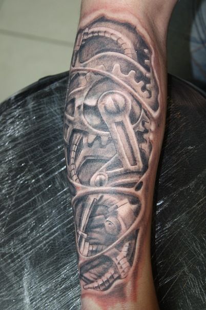 Татуировка биомеханика на руке