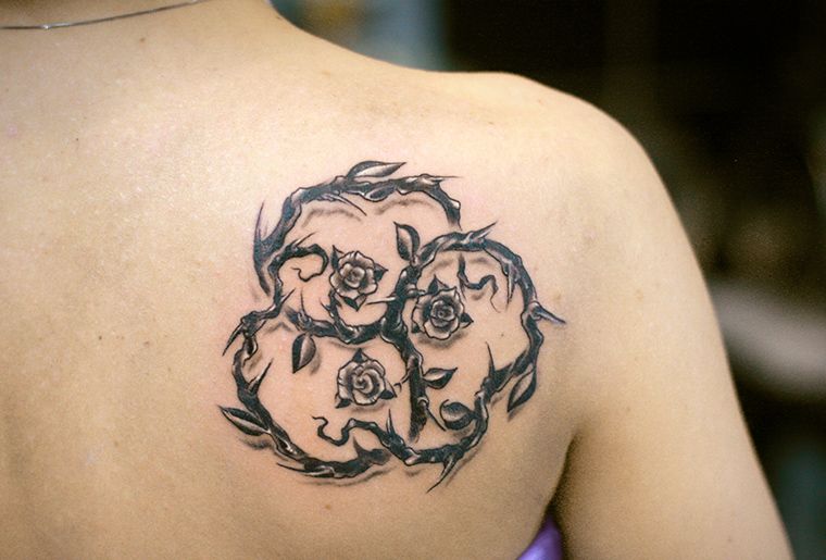 Татуировка розы на спине