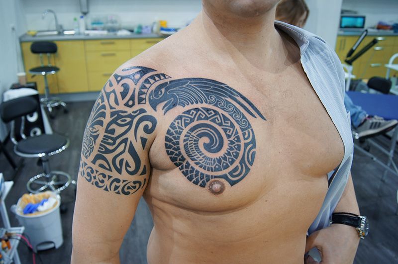 Татуировка полинезийский змей и орнамент