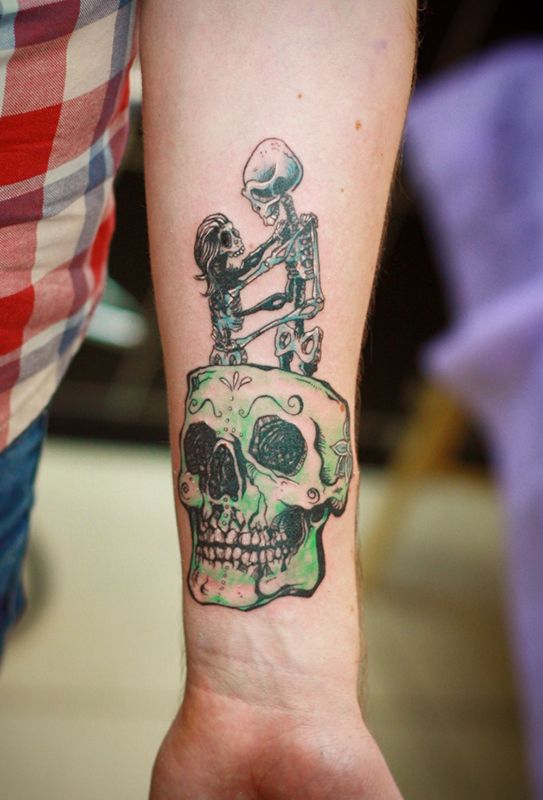 Татуировка череп и скелеты на предплечье