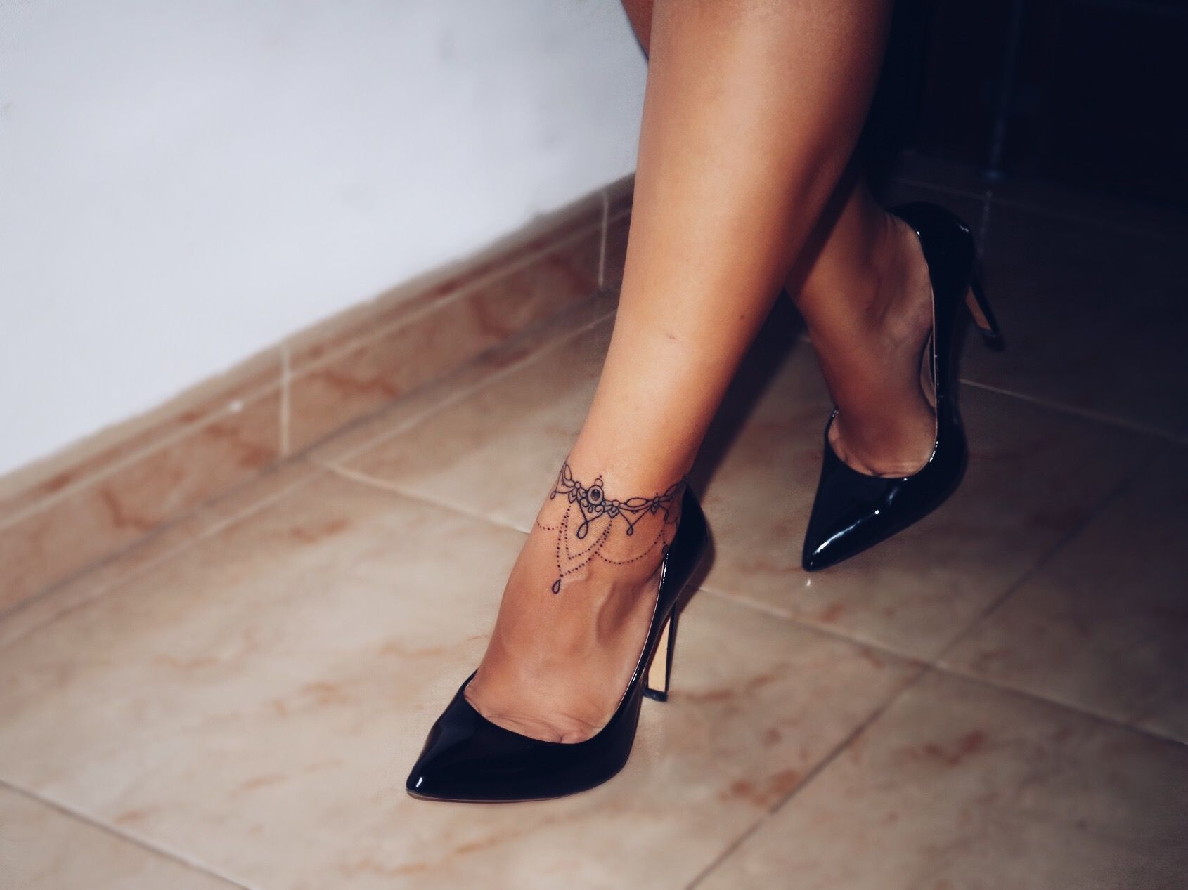 Татуировки на щиколотке для девушек фото