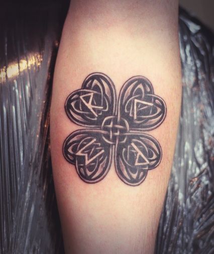 Татуировка Клевер в кельтской стилистике
