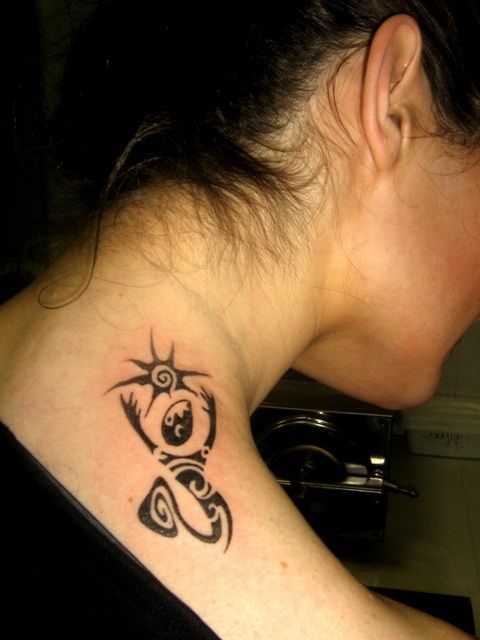 Татуировка на шее ящерица в виде орнамента