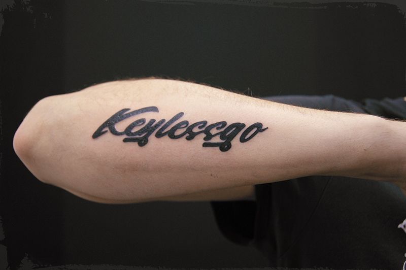 Татуировки на шее с надписями для мужчин