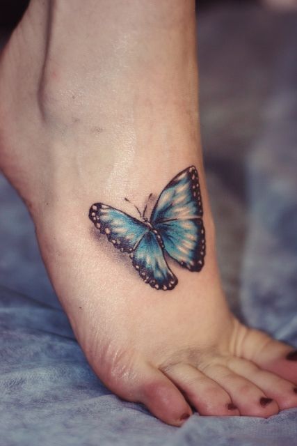 Татуировка бабочка на стопе