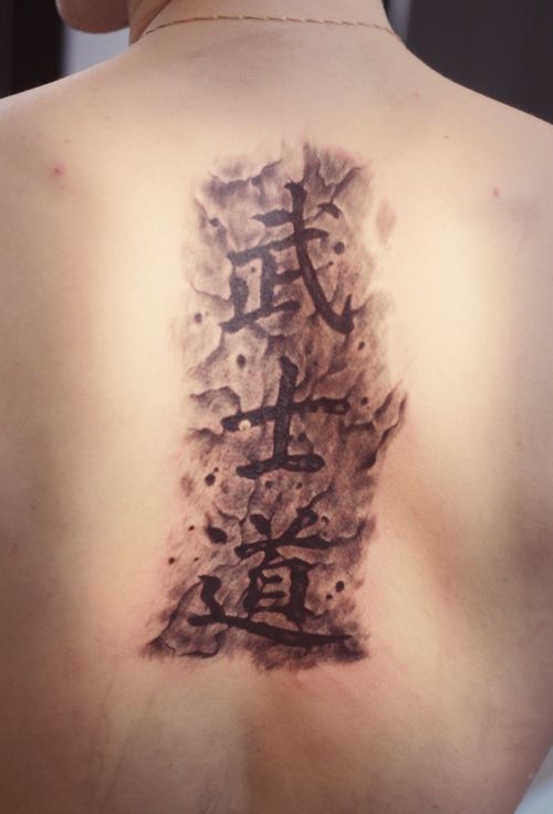 Тату на плече с эффектом камня - фото салона Tattoo Times, узнай цену на сайте.