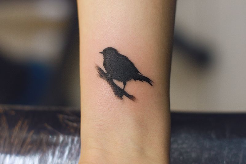 Татуировка птичка на запястье