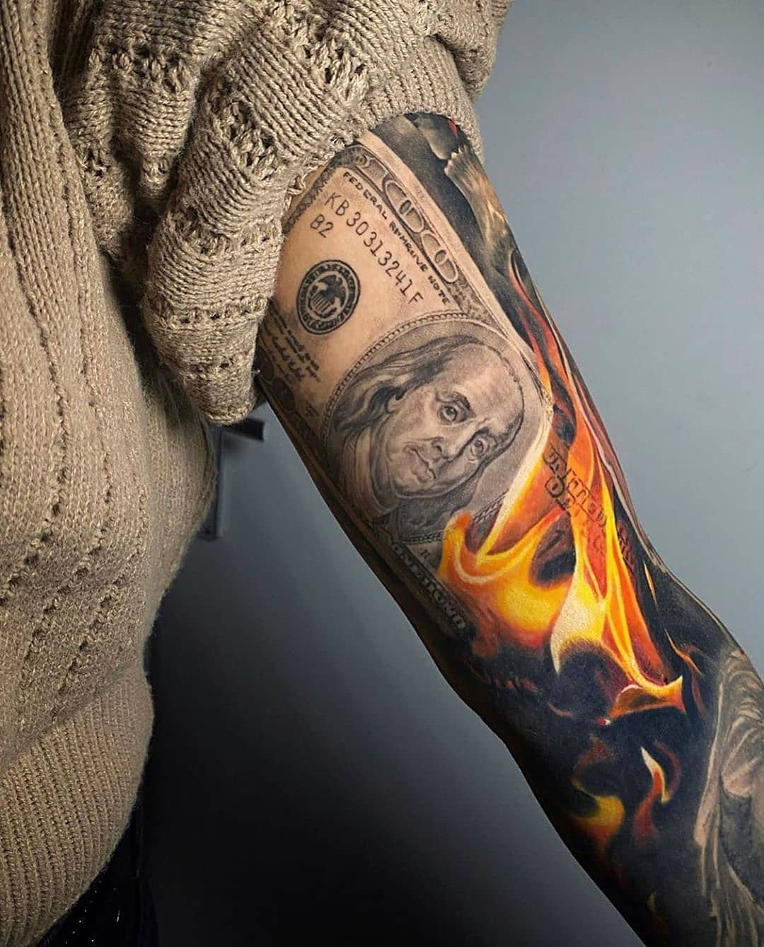 татуировка горящий доллар