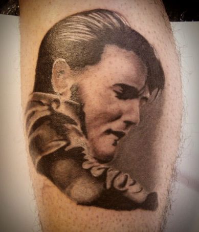 Татуировка на ноге Портрет Элвиса
