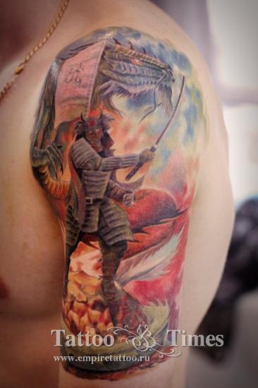 Татуировка Самурай в цвете на плече у мужчины