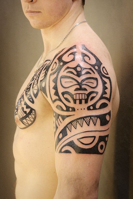 Татуировка в стиле полинезия маска