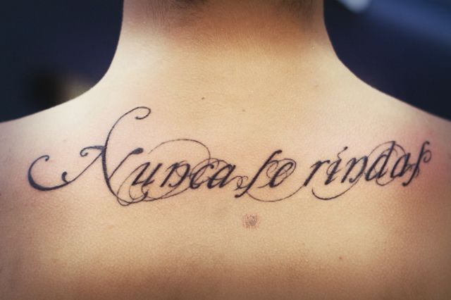Татуировка надписи с вензелями