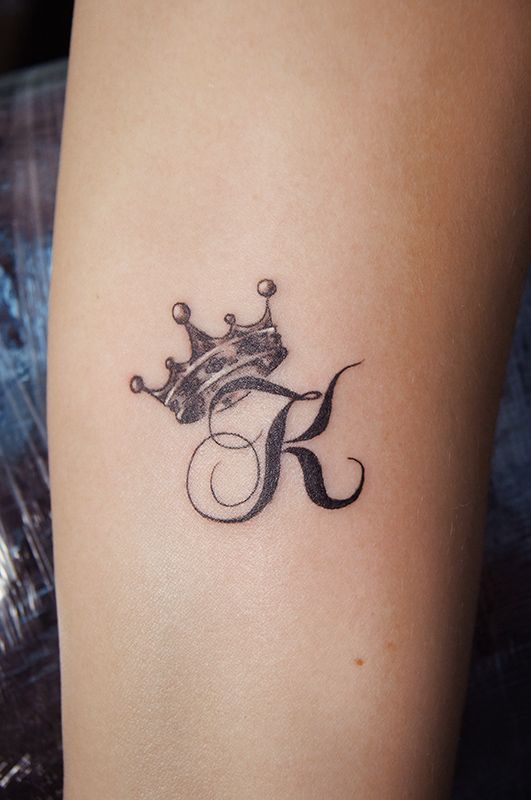 Татуировка буквы и короны