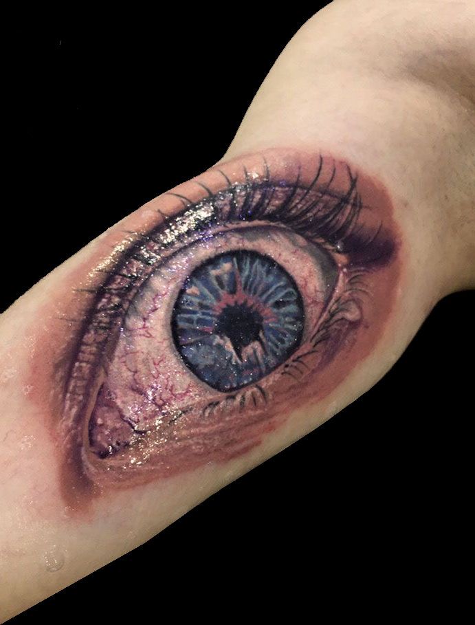 Татуировки глаза на бицепсе
