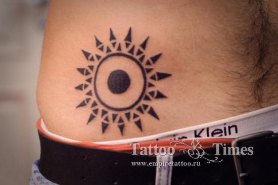 Татуировка мужская Солнце стиль полинезия