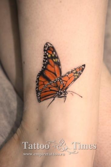 Нежная татуировка бабочки