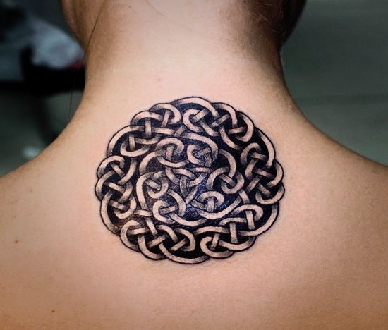 Татуировка Кельтский круг на шее