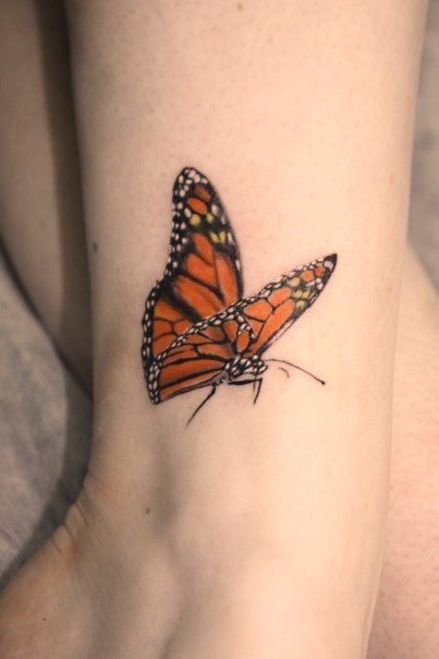 Татуировка Бабочка на голени